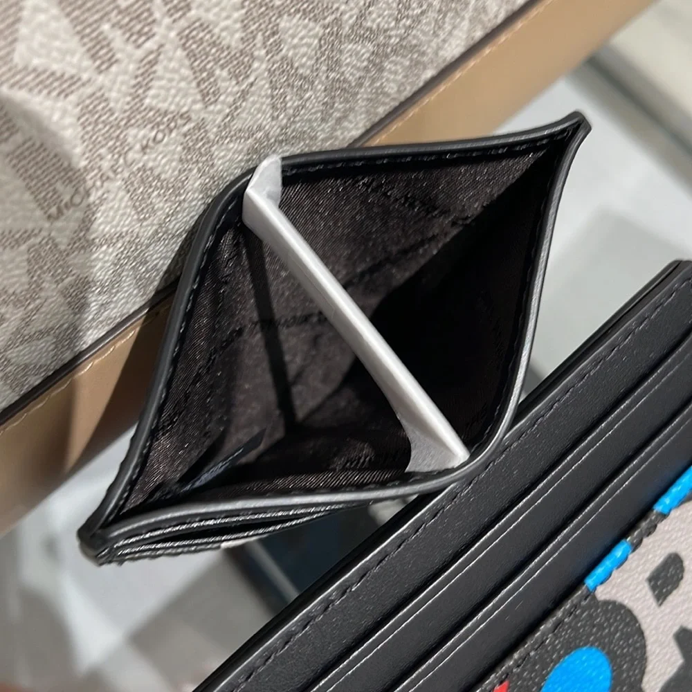 MICHAEL KORS MENS Cooper BLACK MLTI Graphic Logo Tall Card Case 
NWT
BLACK MULTI - Picture 6 of 16